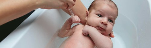 El Primer Baño de tu Bebé: Una Ceremonia de Amor en 10 Pasos Seguros